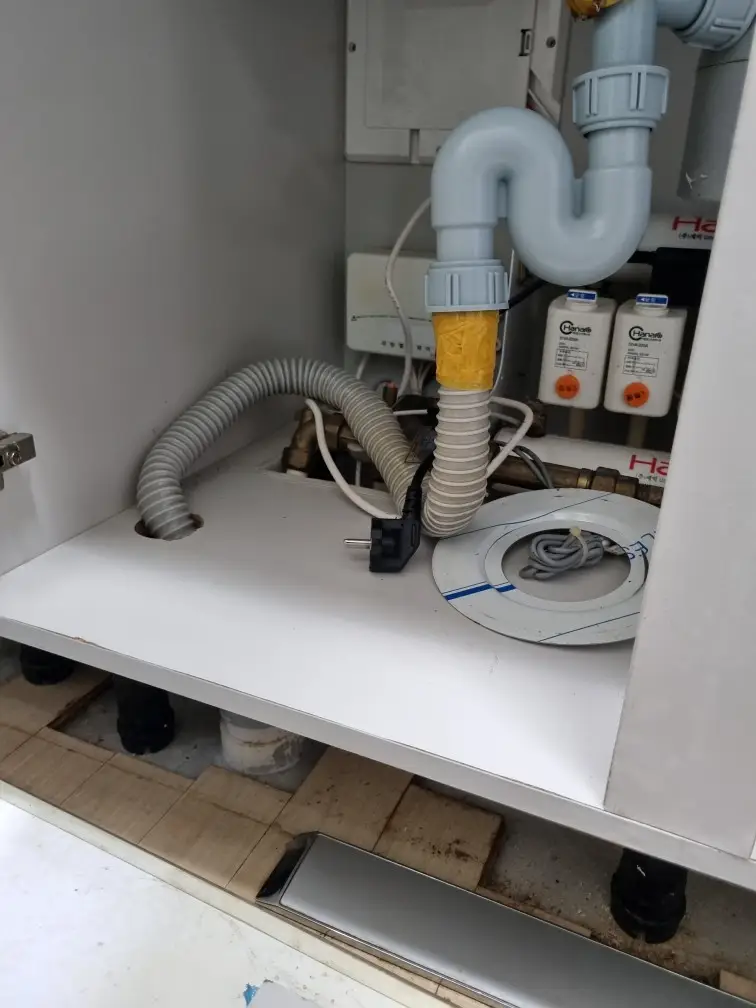 싱크대 배수구통 교체 시기와 방법 - 악취와 누수 완벽 해결